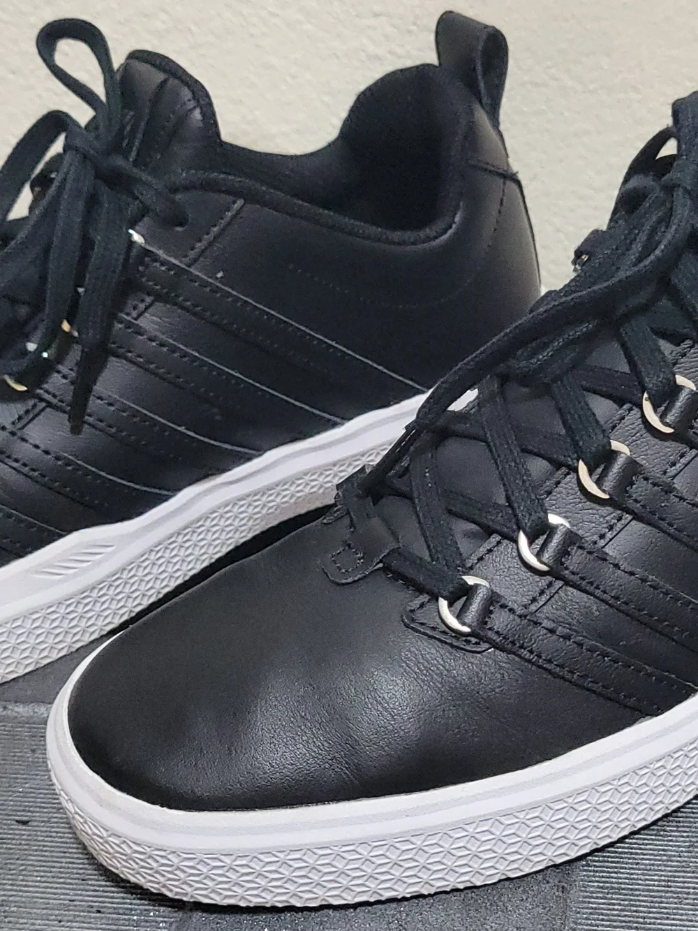 Men's Black Leather Low-Top Sneakers - Casual Comfort